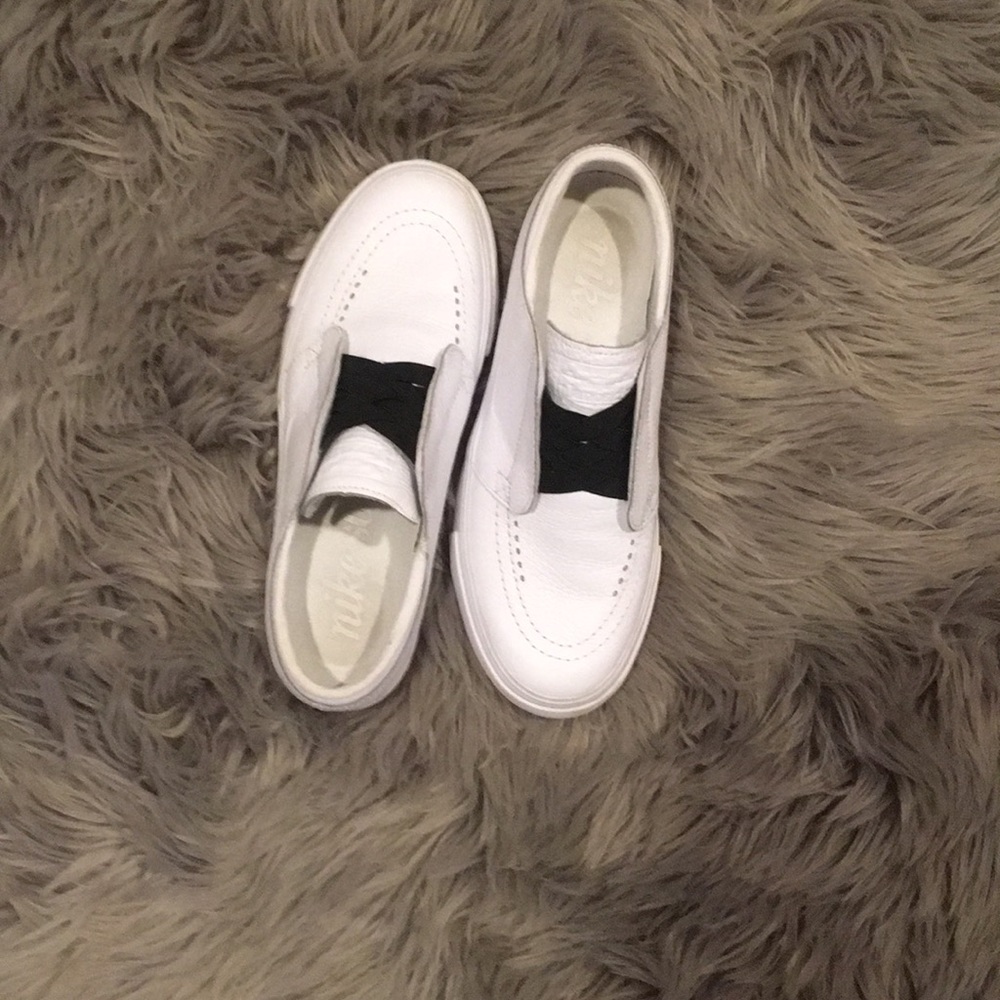 White nike shoes